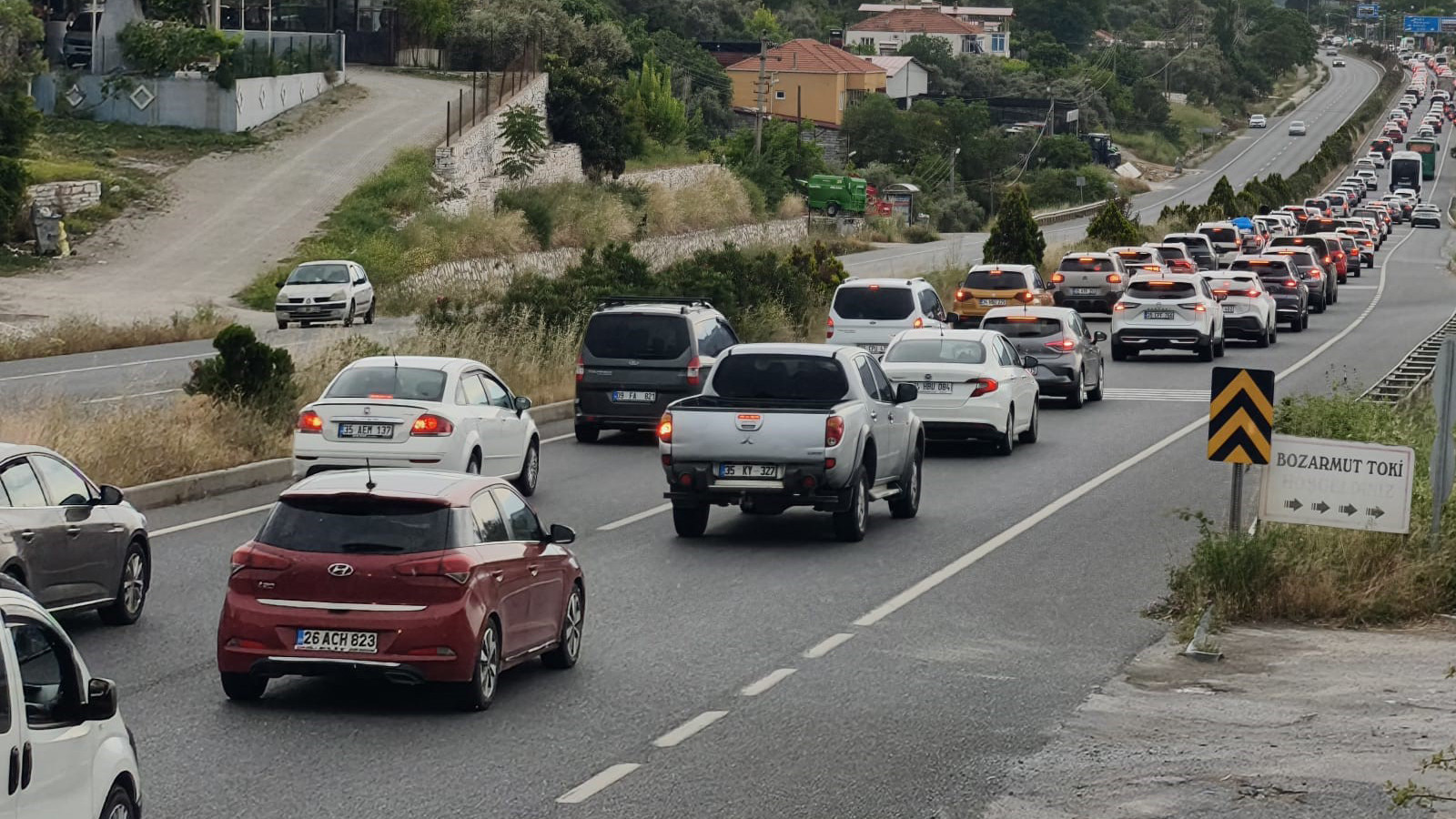 Tatilciler akın ediyor: Araç kuyruğu 22 kilometreye ulaştı