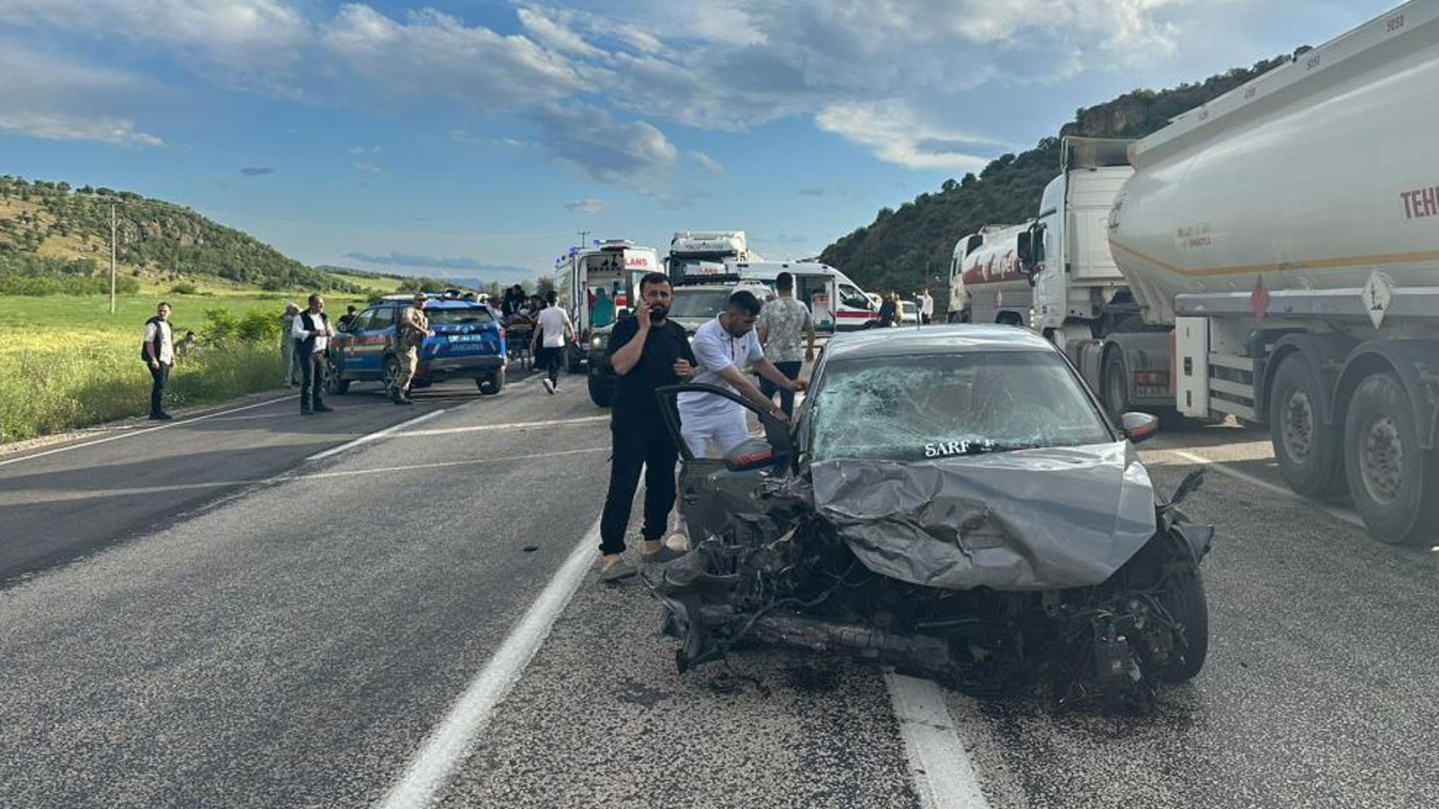 Adıyaman'da 2 otomobil kafa kafaya çarpıştı! 3 kişi hayatını kaybetti