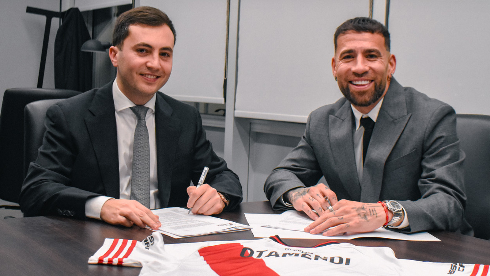 Arjantinli futbolcu Nicolas Otamendi, River Plate'e transfer oldu