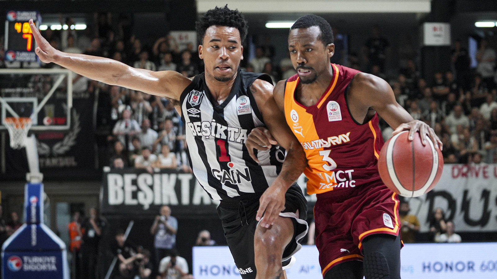 Beşiktaş derbide Galatasaray'ı yenerek yarı finale çıktı