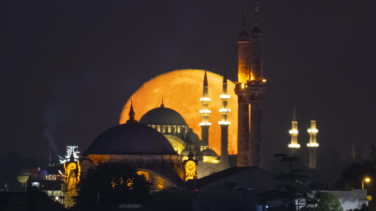 İstanbul'da geceyi dolunay aydınlattı