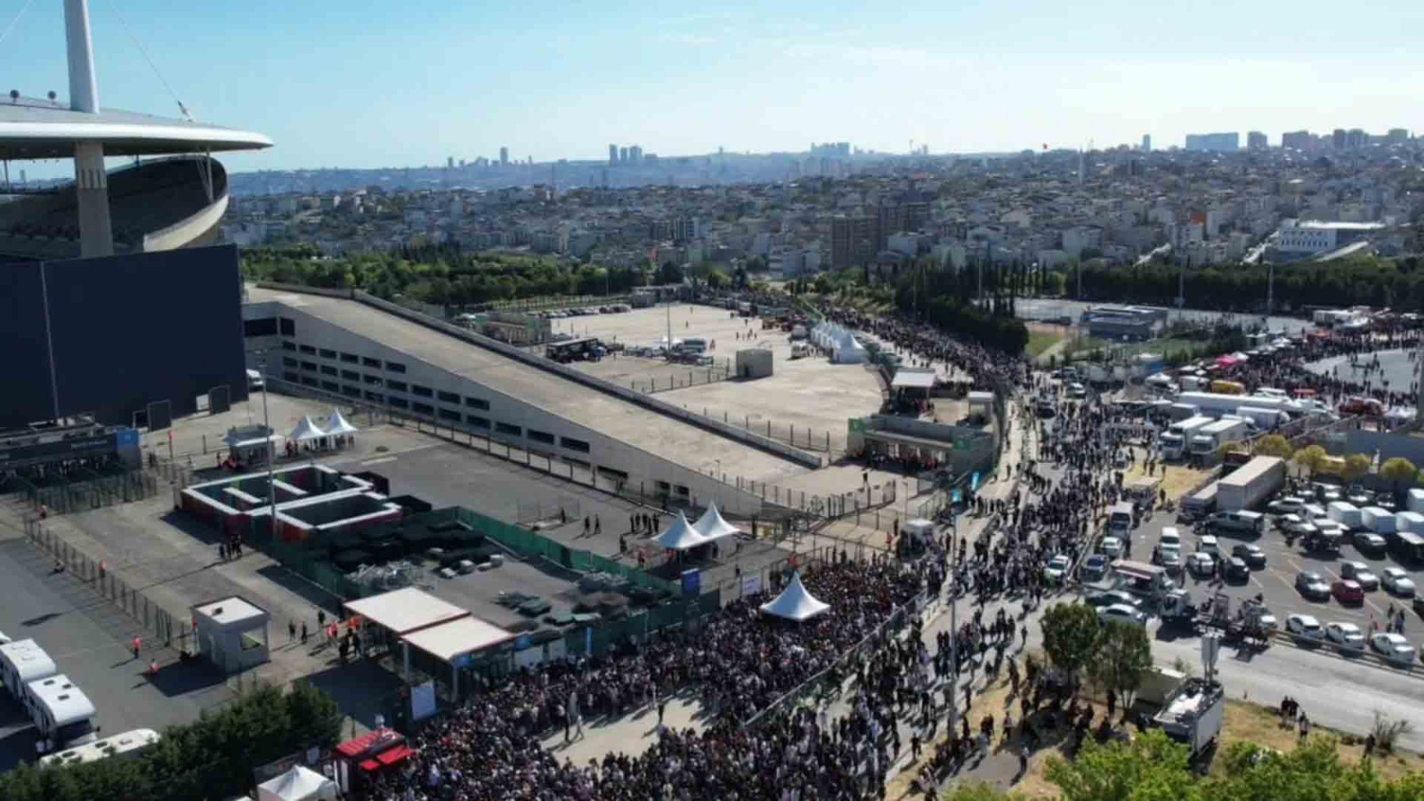 İstanbul'da Kanye West hayranları saatler kala kuyruğa girdi; binlerce kişi heyecanla bekliyor