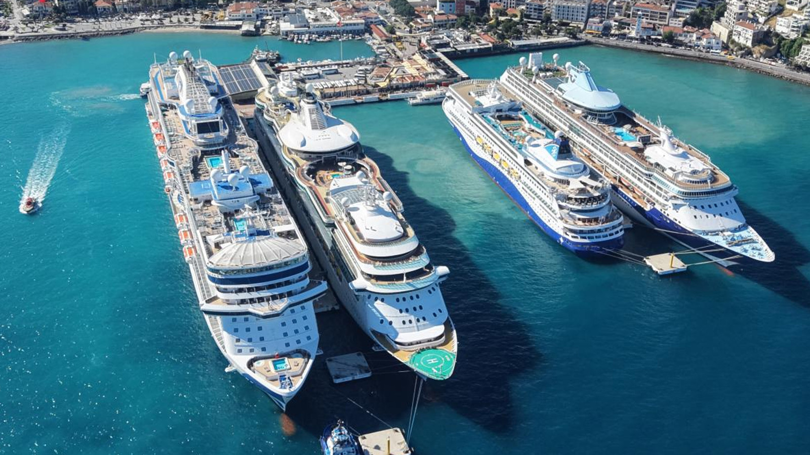 Kuşadası'na 4 kruvaziyerle 9 bini aşkın turist geldi