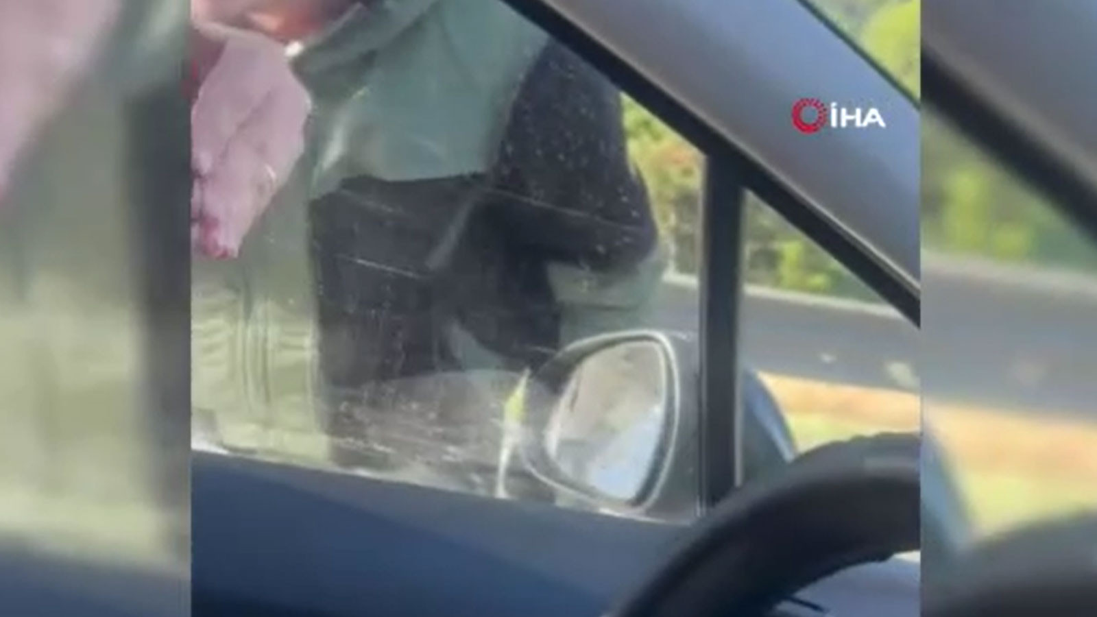 TEM Otoyolu'nda ailenin yolunu kesip dehşet saçtı