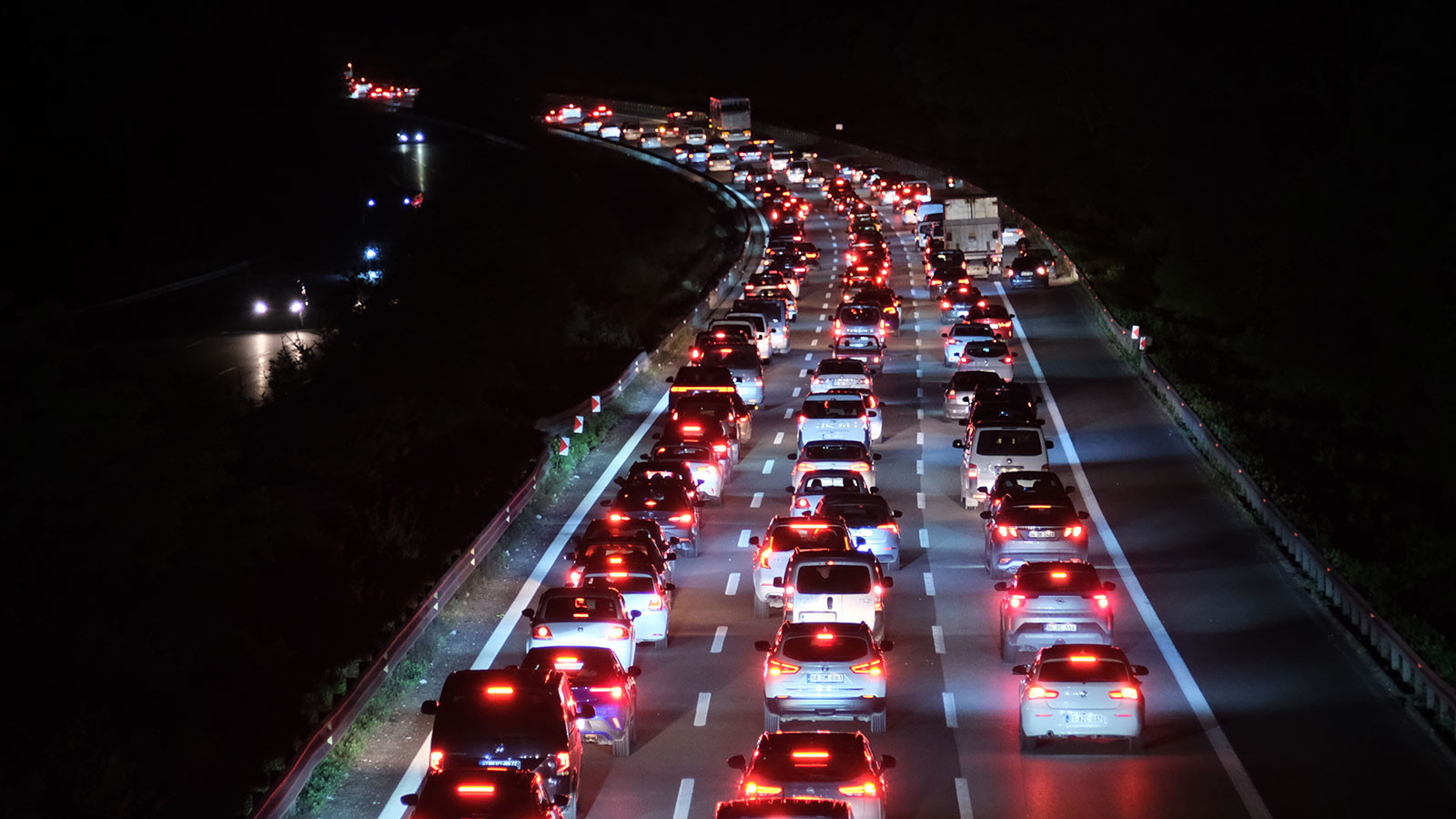 Anadolu Otoyolu'nun Düzce geçişi İstanbul yönü kilit! Trafik adım adım ilerliyor!