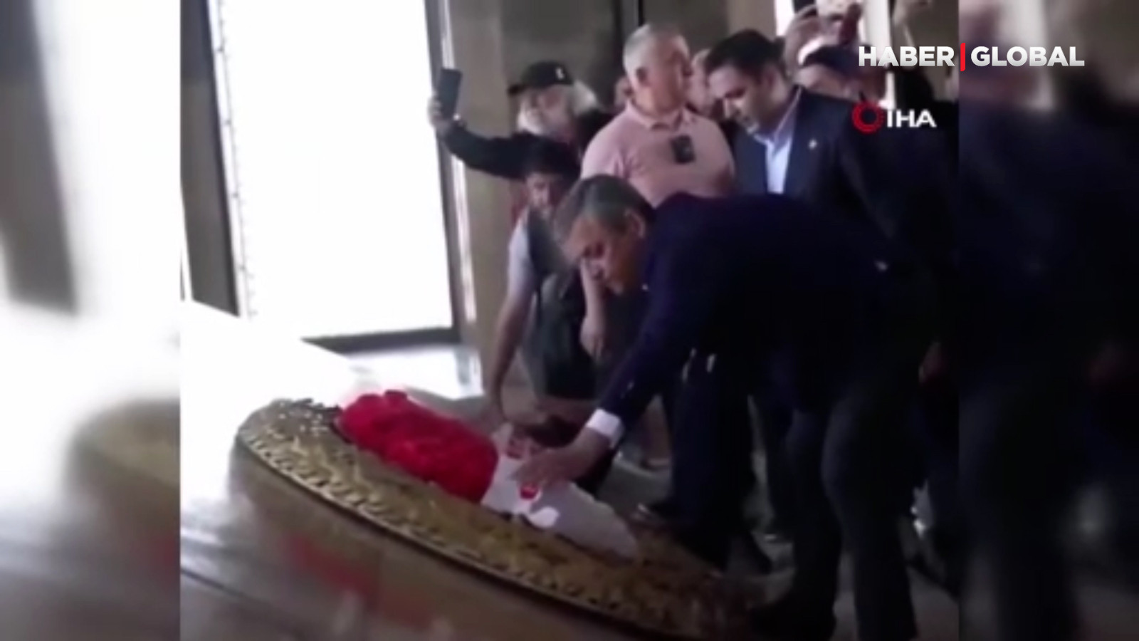 Anıtkabir’de çelenk krizi: Özgür Özel ile asker arasında gerginlik
