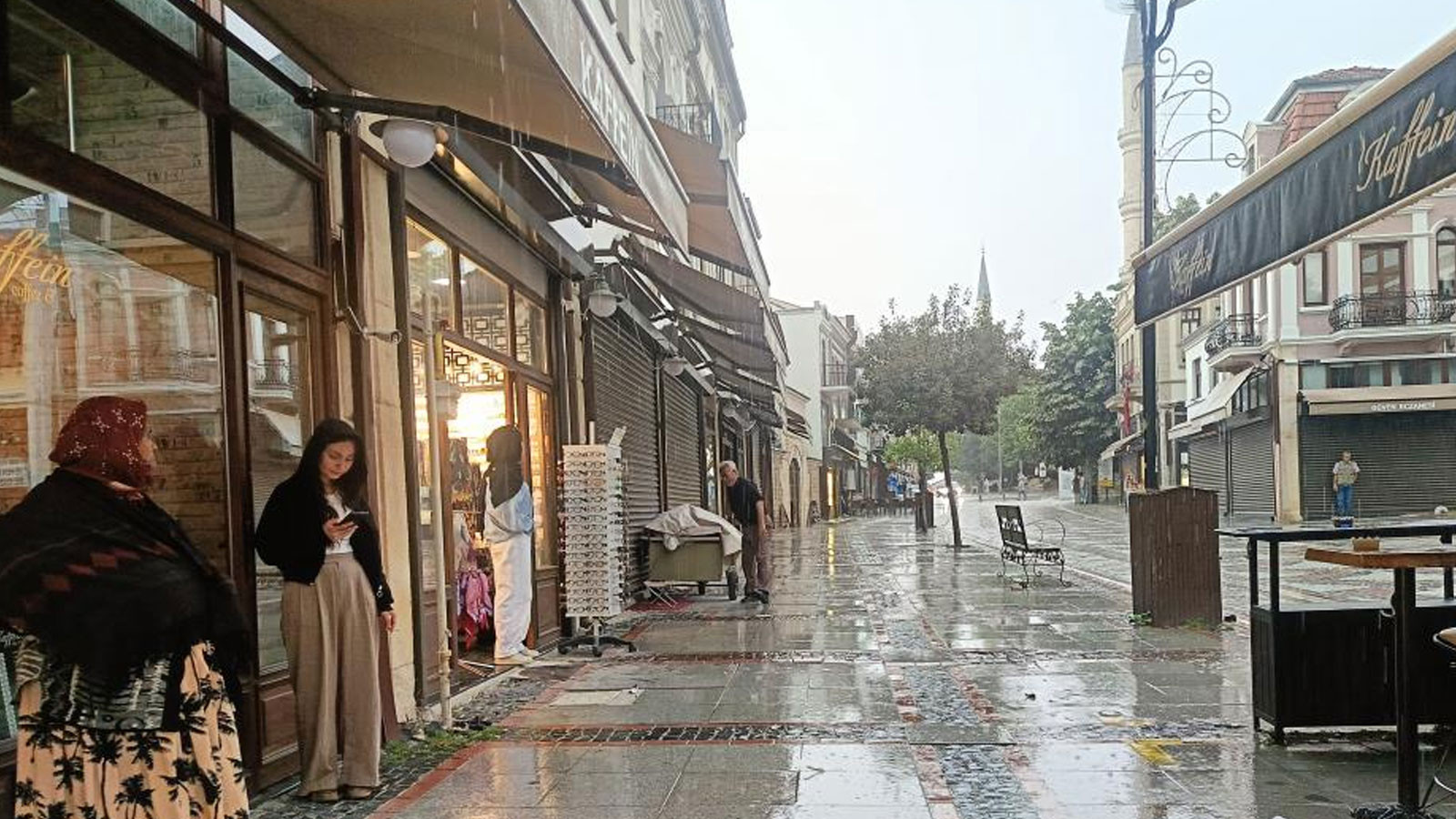 Edirne'de sağanak yağış hayatı felç etti