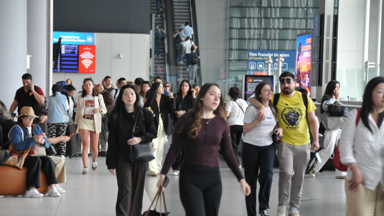 İstanbul Havalimanı'nda bayram dönüşü yoğunluğu