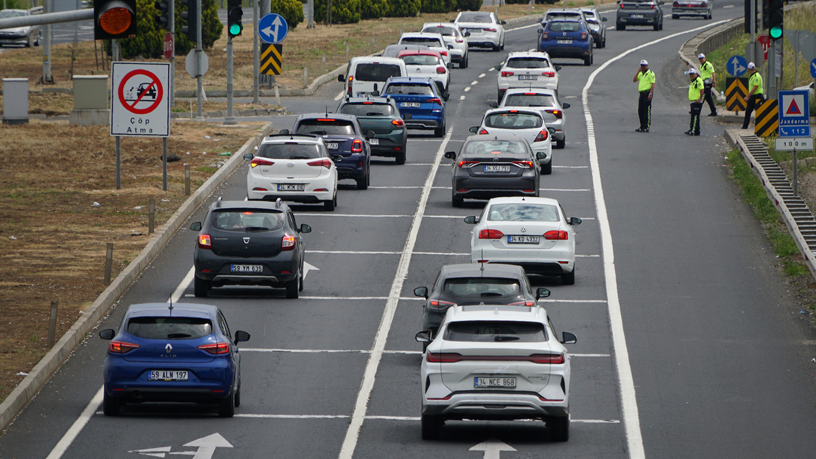 İstanbul'a dönüş çilesi başladı! Kritik güzergahta trafik durma noktasına geldi