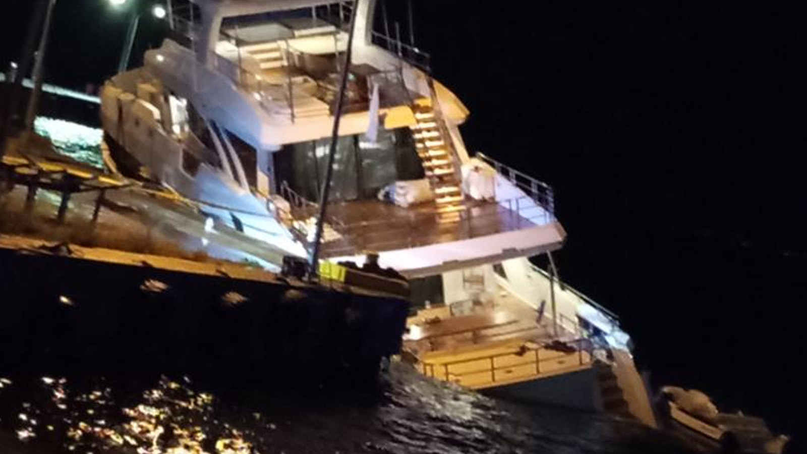 Sinop'ta lüks yat su alarak yan yattı: 6 kişi kurtarıldı