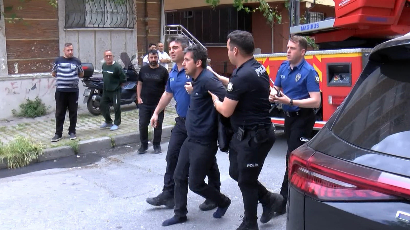 Sultangazi'de annesini rehin alan saldırgan, ağabeyinin ihbarıyla yakalandı