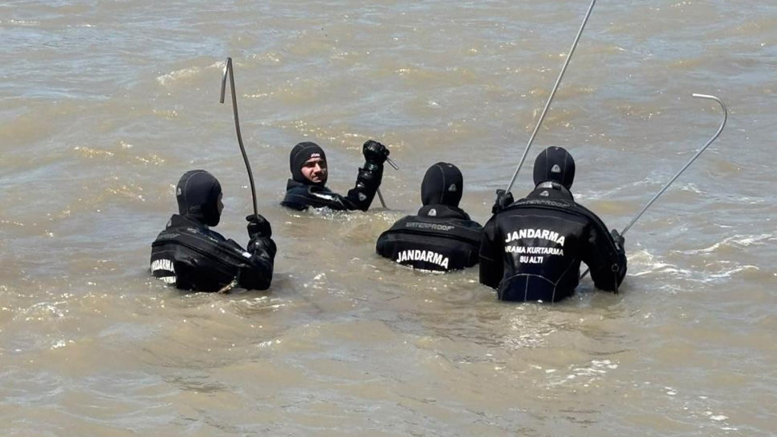 Tokat'ta çayda kaybolan 2 arkadaşı arama çalışmaları sürüyor