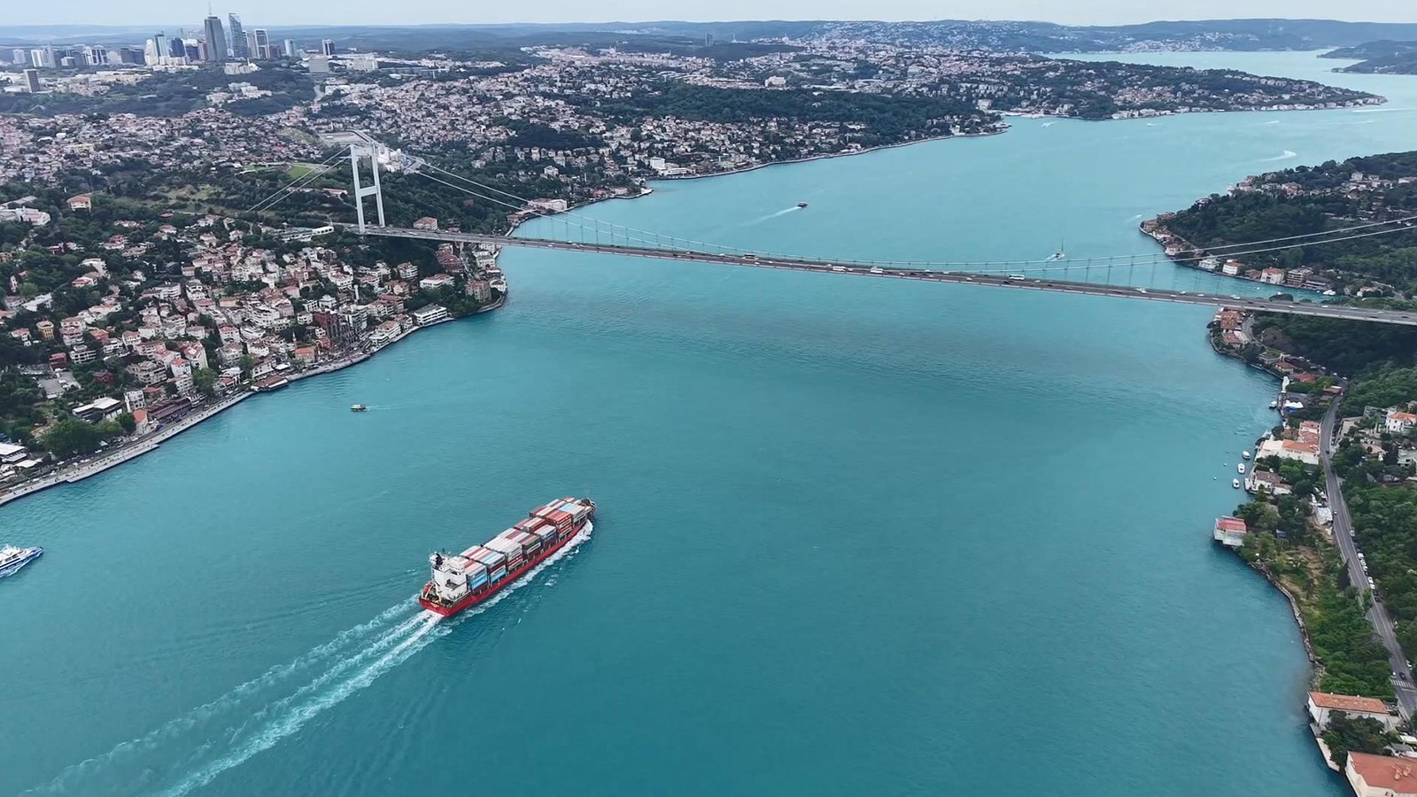 Turkuaz renge bürünen İstanbul Boğazı havadan görüntülendi