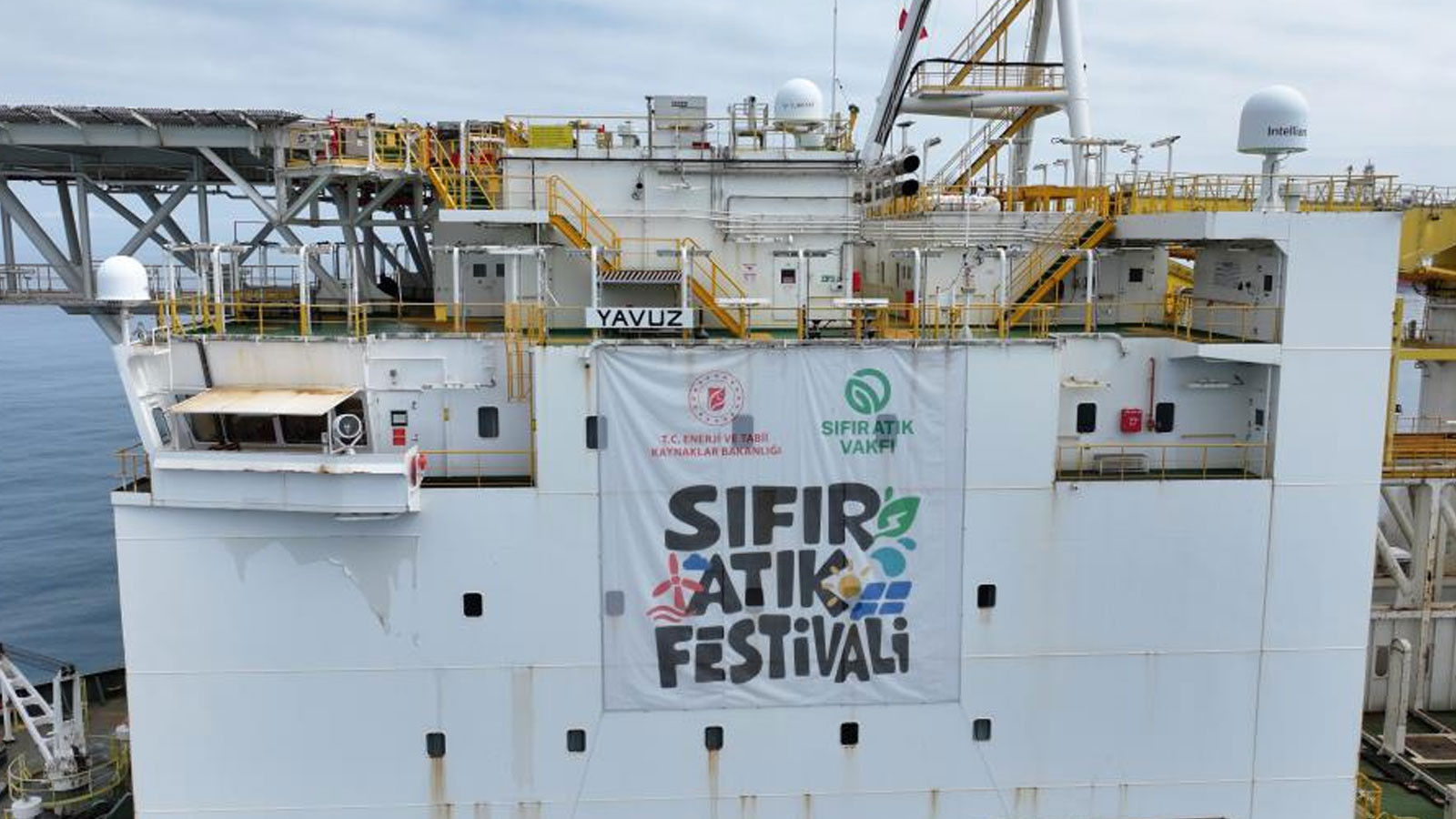 Yavuz Derin Deniz Sondaj Gemisi’ne ‘Sıfır Atık Festivali’ yazılı bir pankart asıldı