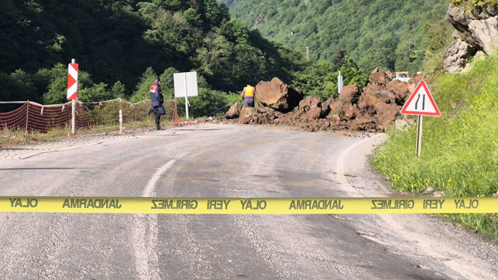 Trabzon-Bayburt kara yolunda heyelan: Çift yönlü ulaşıma kapandı