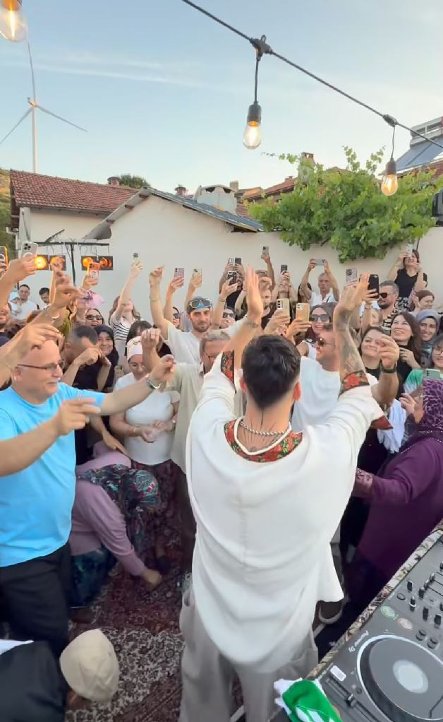 DJ Mahmut Orhan köyünde konser verdi! Sosyal medyaya damga vurdu! - Resim : 2