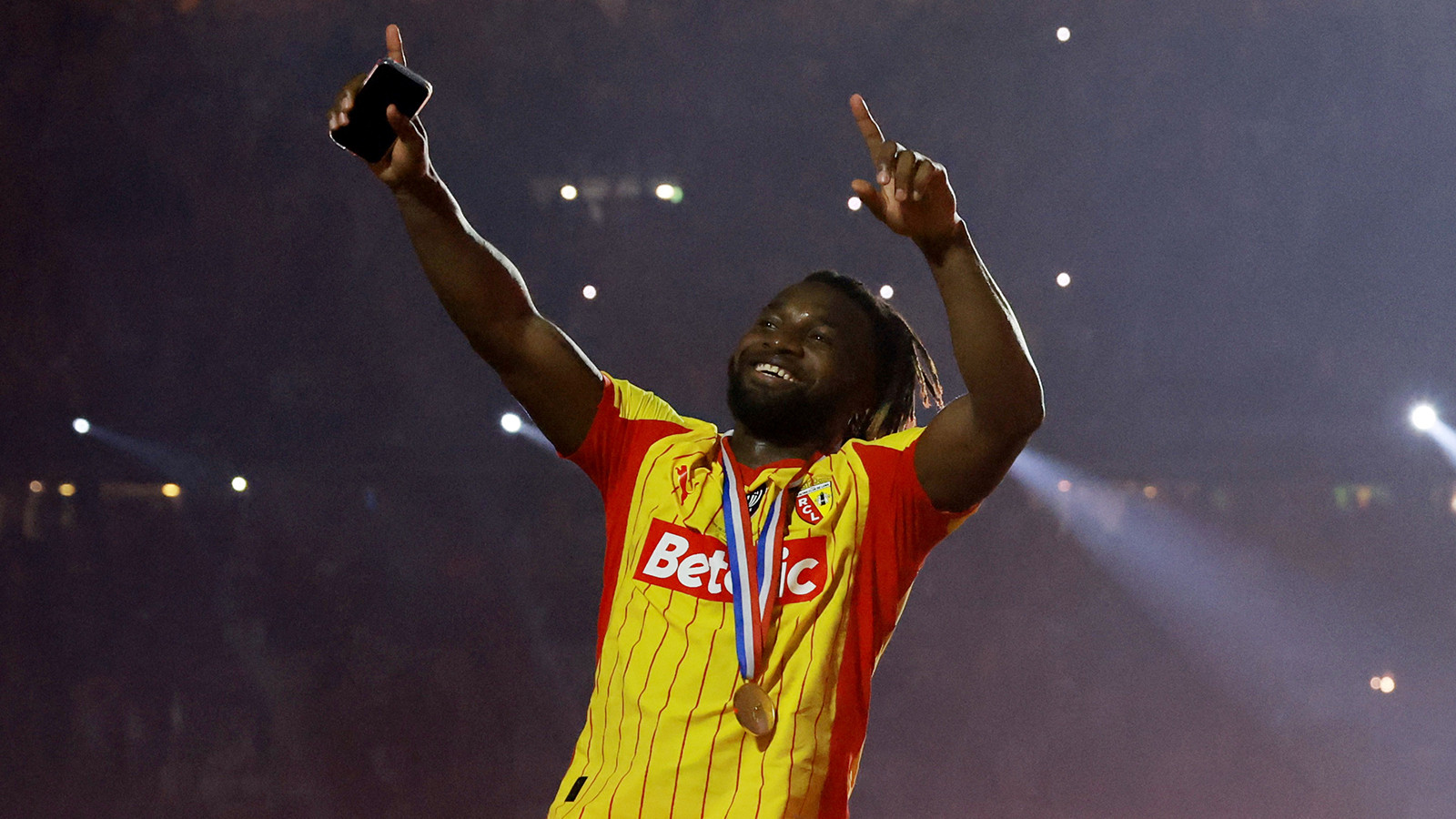 Saint-Maximin veda etti! Wilfried Zaha'nın yerine gidiyor