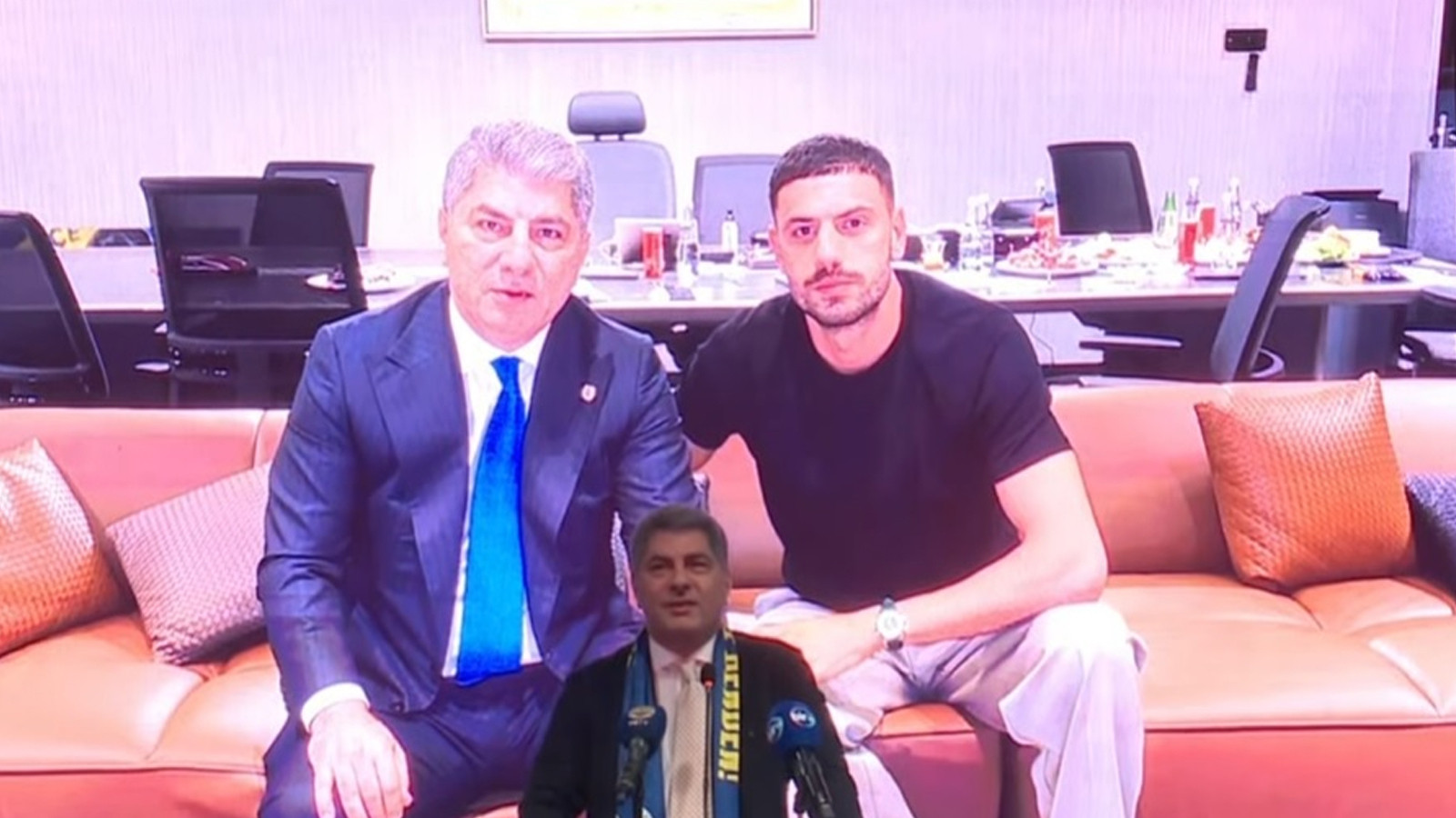 Hakan Safi'den Merih Demiral Sürprizi! Toplantıya Fotoğraf Damga Vurdu