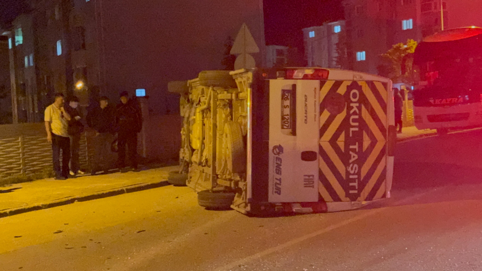 Eskişehir'de otomobil, işçi servisi yan yattı: 7 yaralı