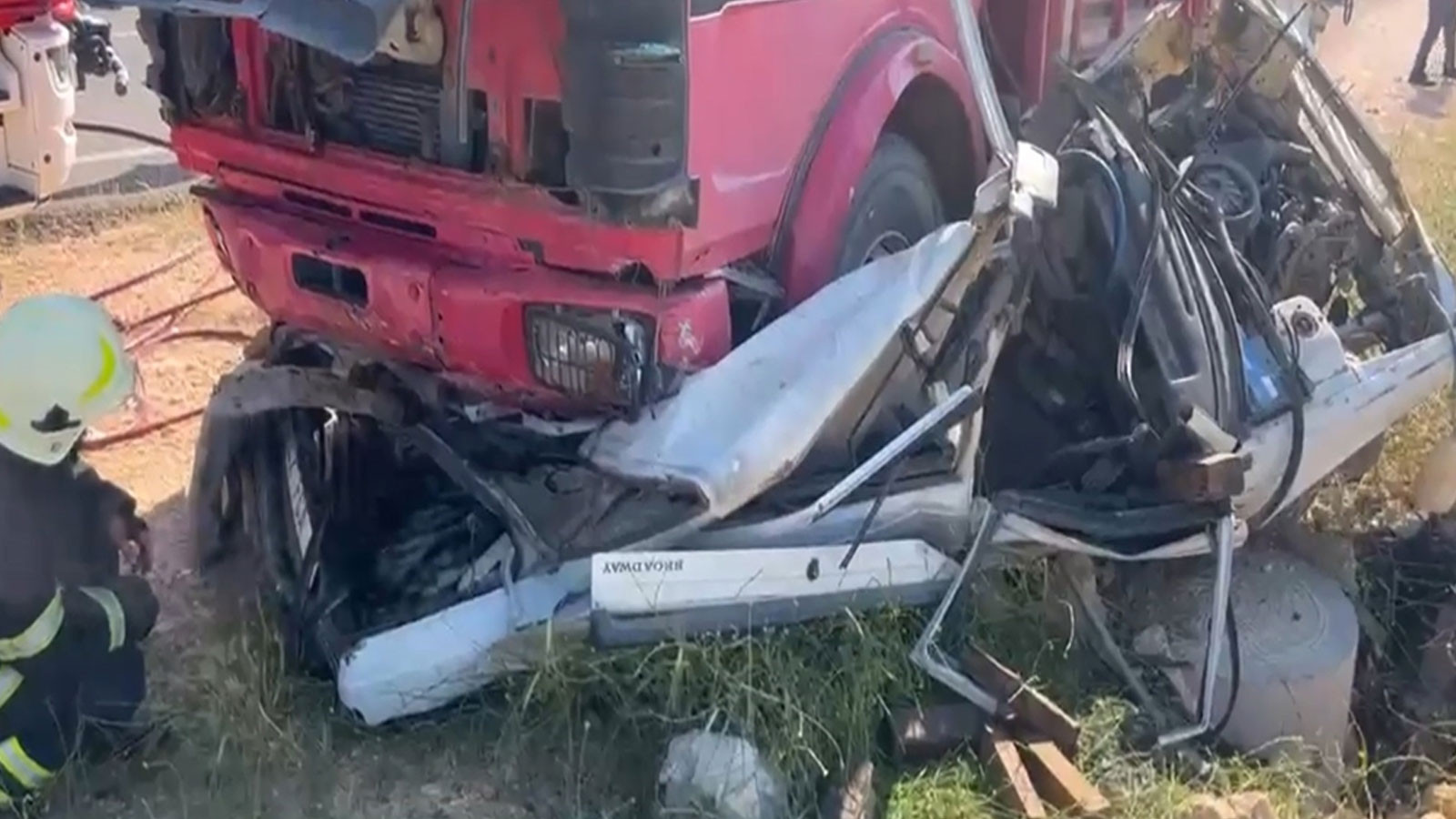 Şanlıurfa'da otomobil kamyonun altına girdi: 3 kişi hayatını kaybetti