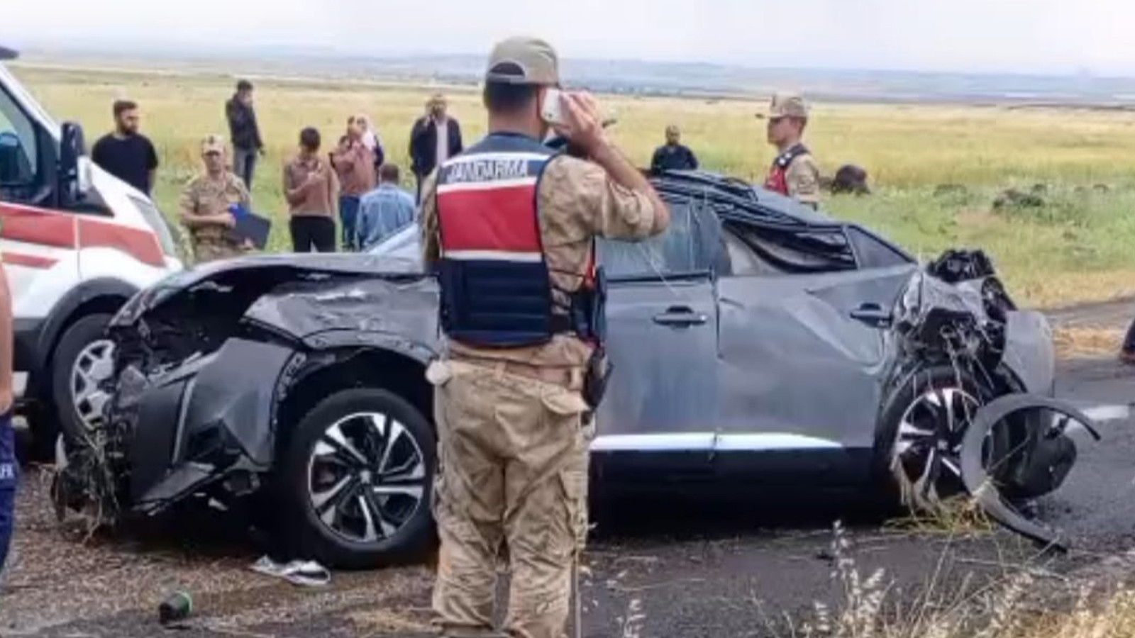 Diyarbakır'da Nişan Dönüşü Kazası: 2 Kişi Hayatını Kaybetti, 1 Yaralı