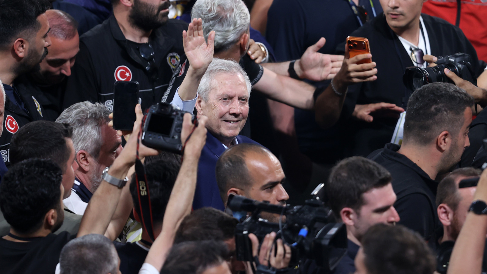 Başkan seçilen Aziz Yıldırım: Gerekli takviyeleri 15 gün içi