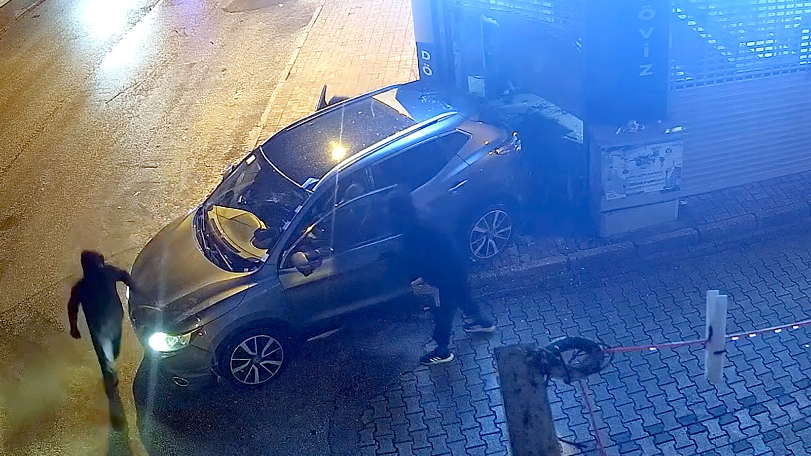 Adana'da soygun: Ciple çarpıp kepengini kırdıkları döviz bür