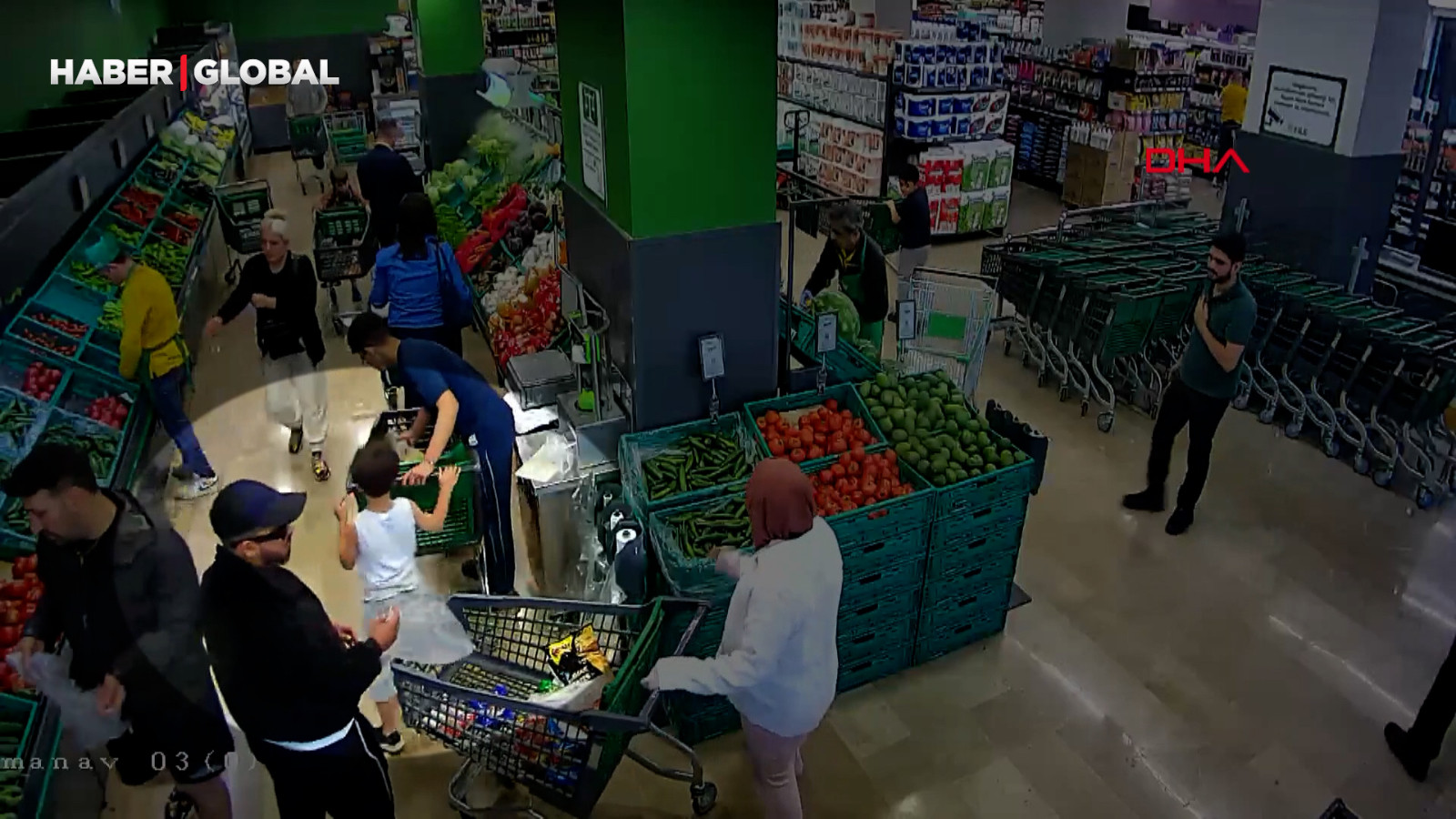 Başakşehir'de marketteki müşterinin altın ve döviz dolu çant