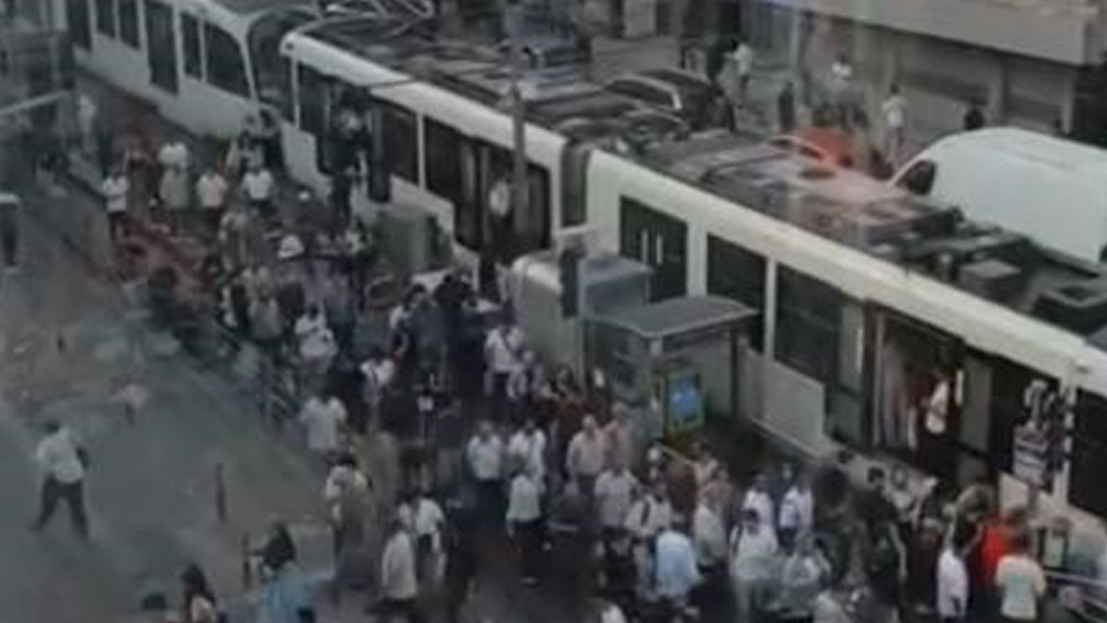 Bayrampaşa’da trafoda yangın çıktı, tramvay seferleri aksadı
