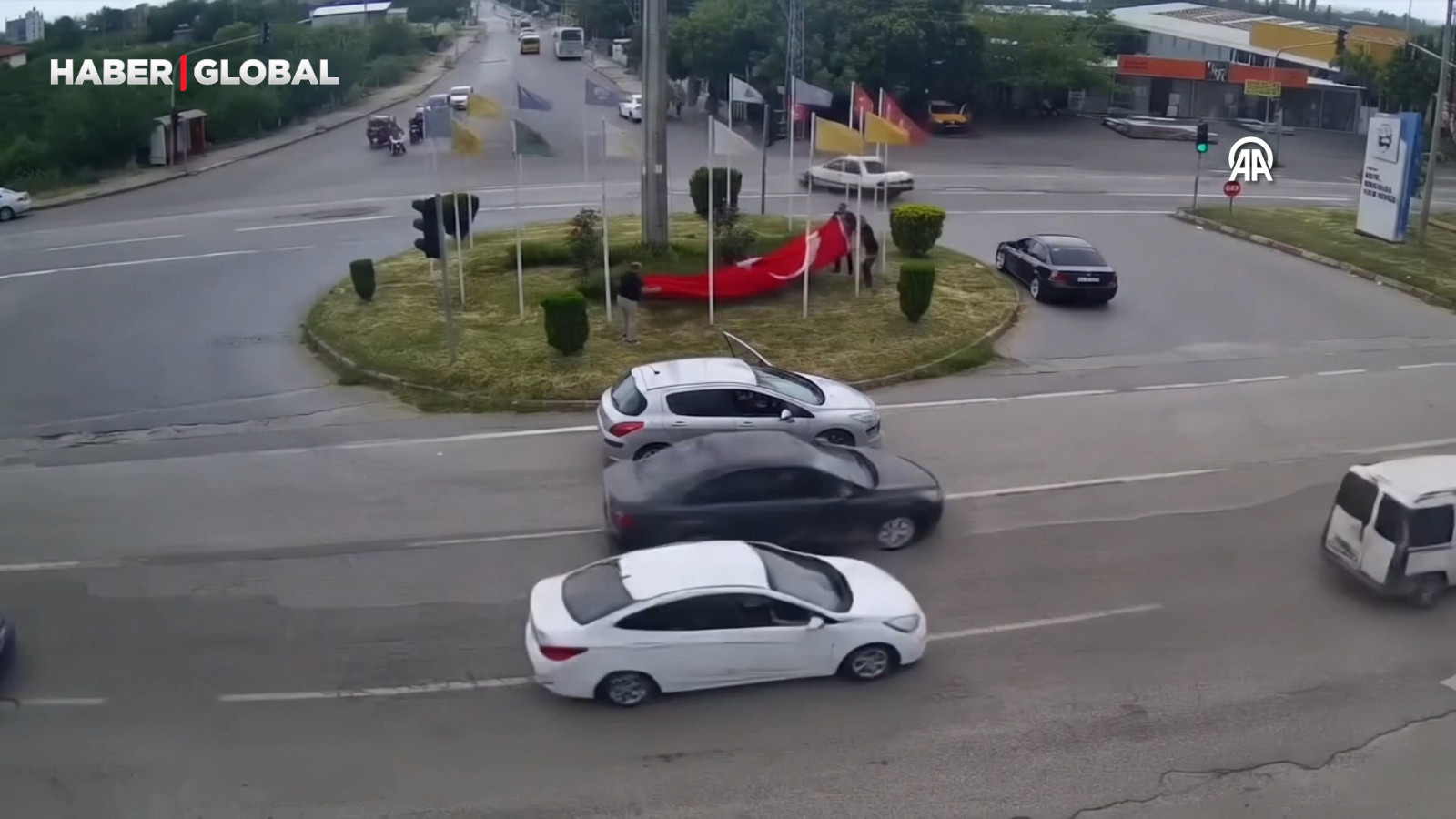 Hatay'da kavşağa düşen Türk bayrağını yoldan geçen sürücüler