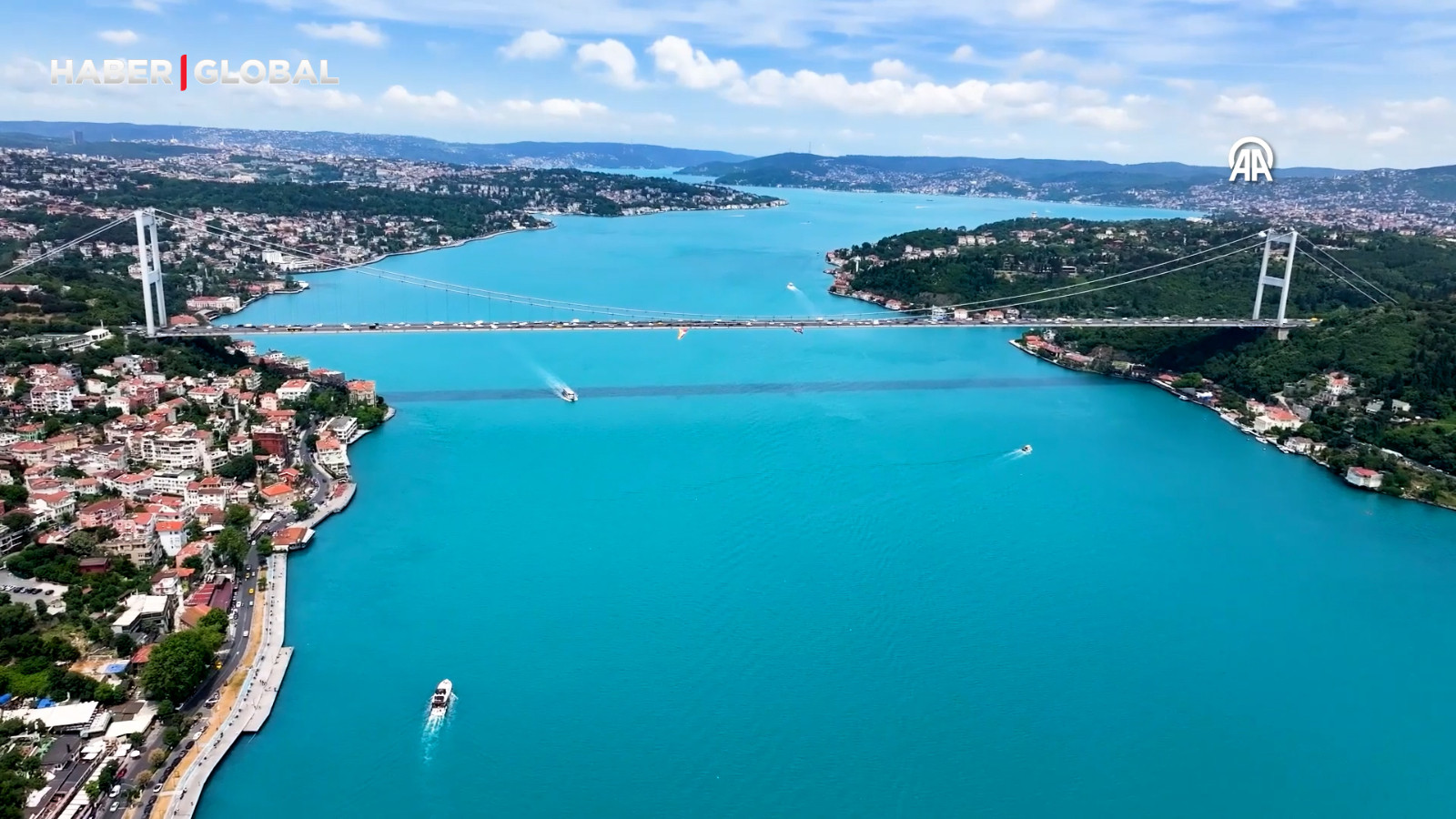 İstanbul Boğazı turkuaz görüntüsüyle büyüledi