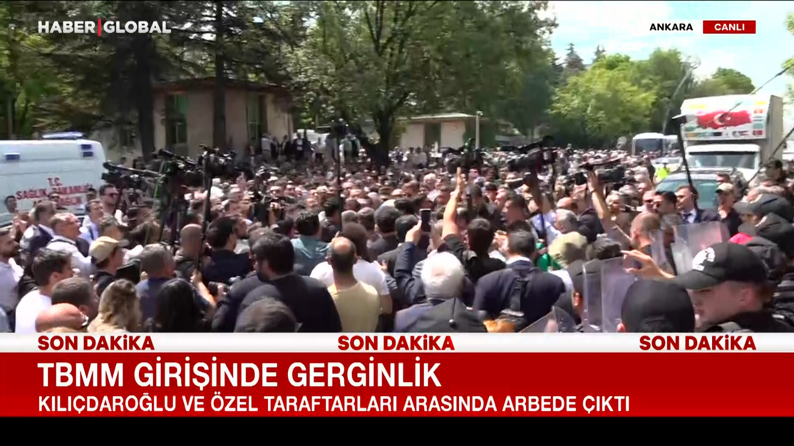 Meclis girişinde gerginlik: Özel ve Kılıçdaroğlu taraftarlar