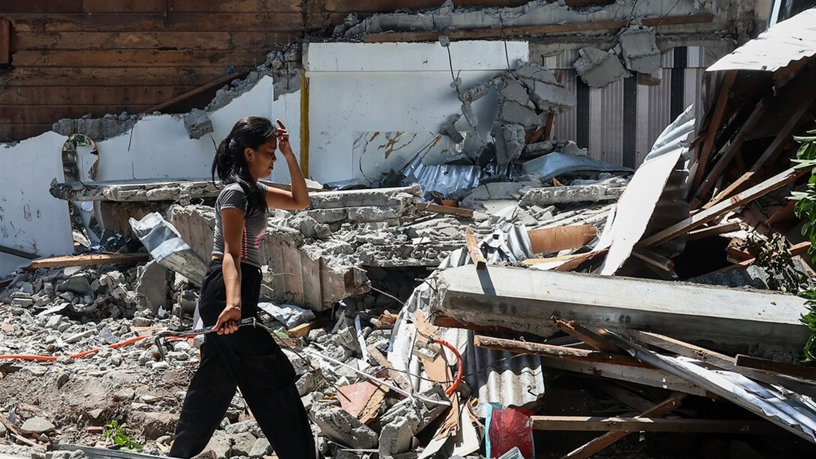Filipinler'deki 7.8 büyüklüğündeki depremde can kaybı artıyo