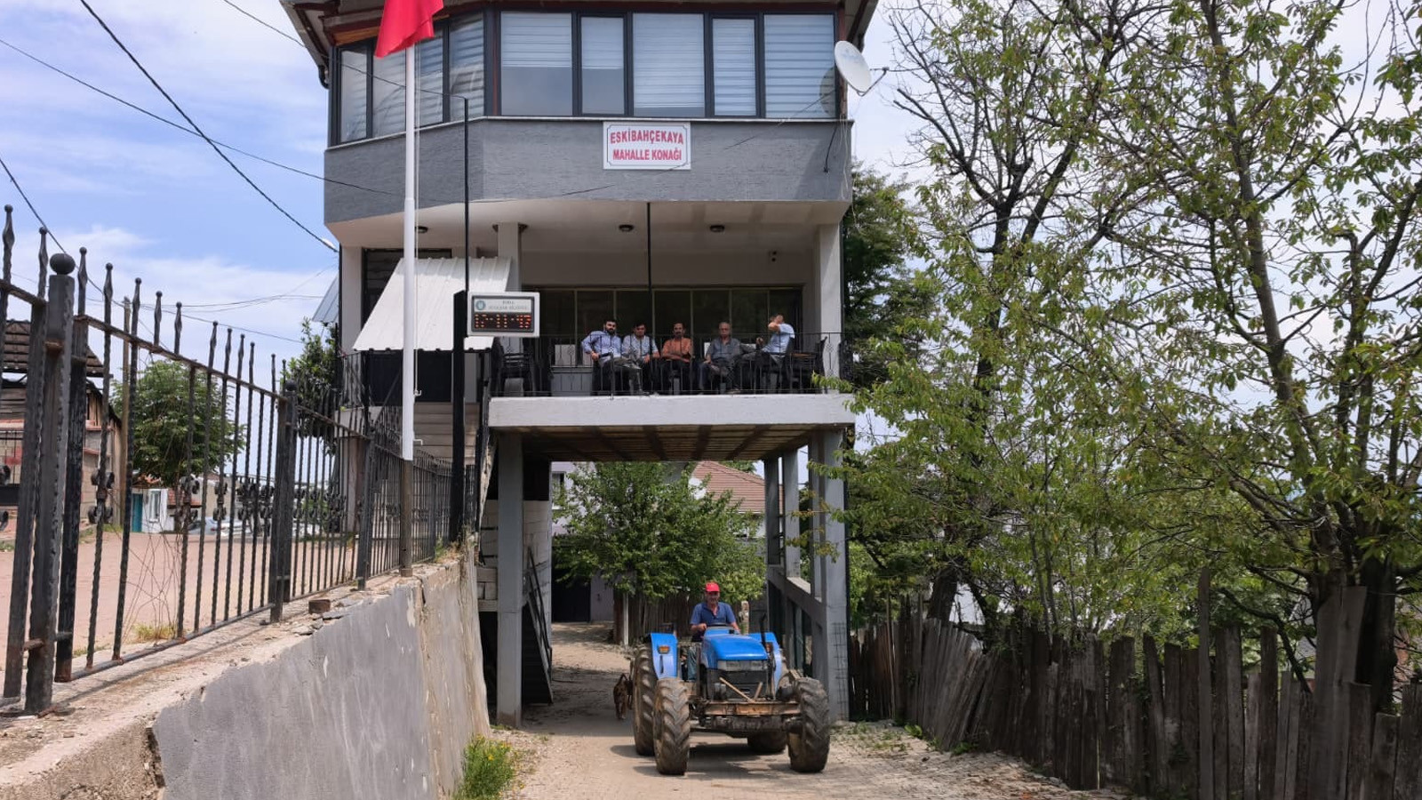 Gören dönüp bir daha bakıyor; bu konağın altından yol geçiyor