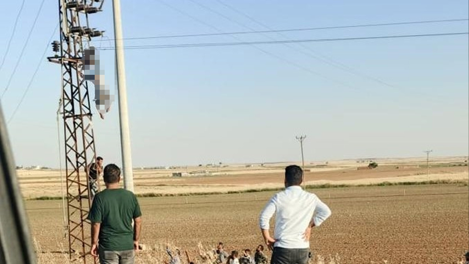Şanlıurfa'da feci olay: Akıma kapıldığı direkte asılı kaldı