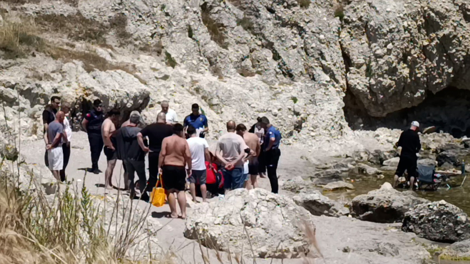 Şile'de boğulma tehlikesi geçiren kişiyi suya atlayan vatand