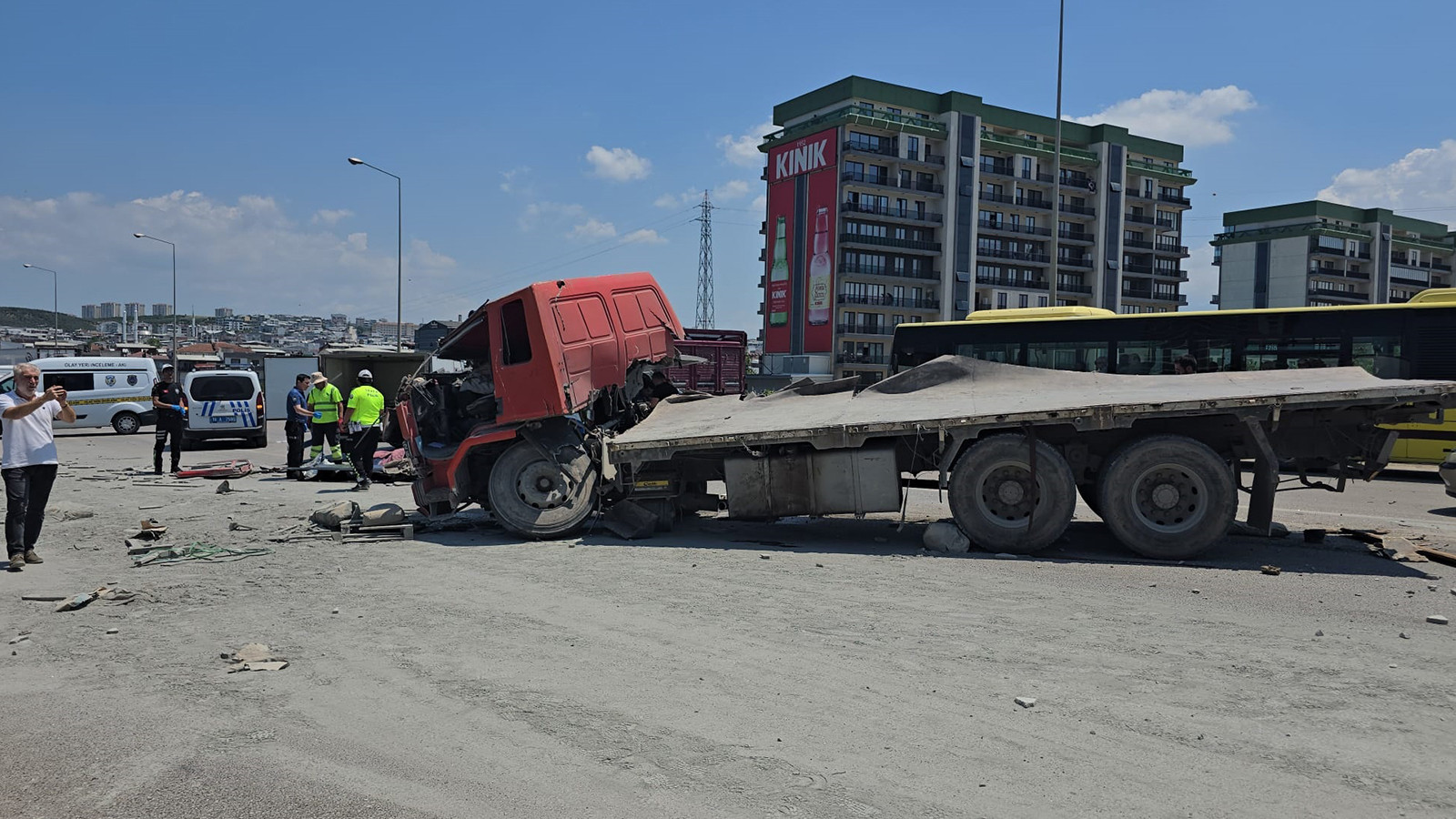 TIR, emniyet şeridinde park halindeki araçlara çarptı: 1 ölü