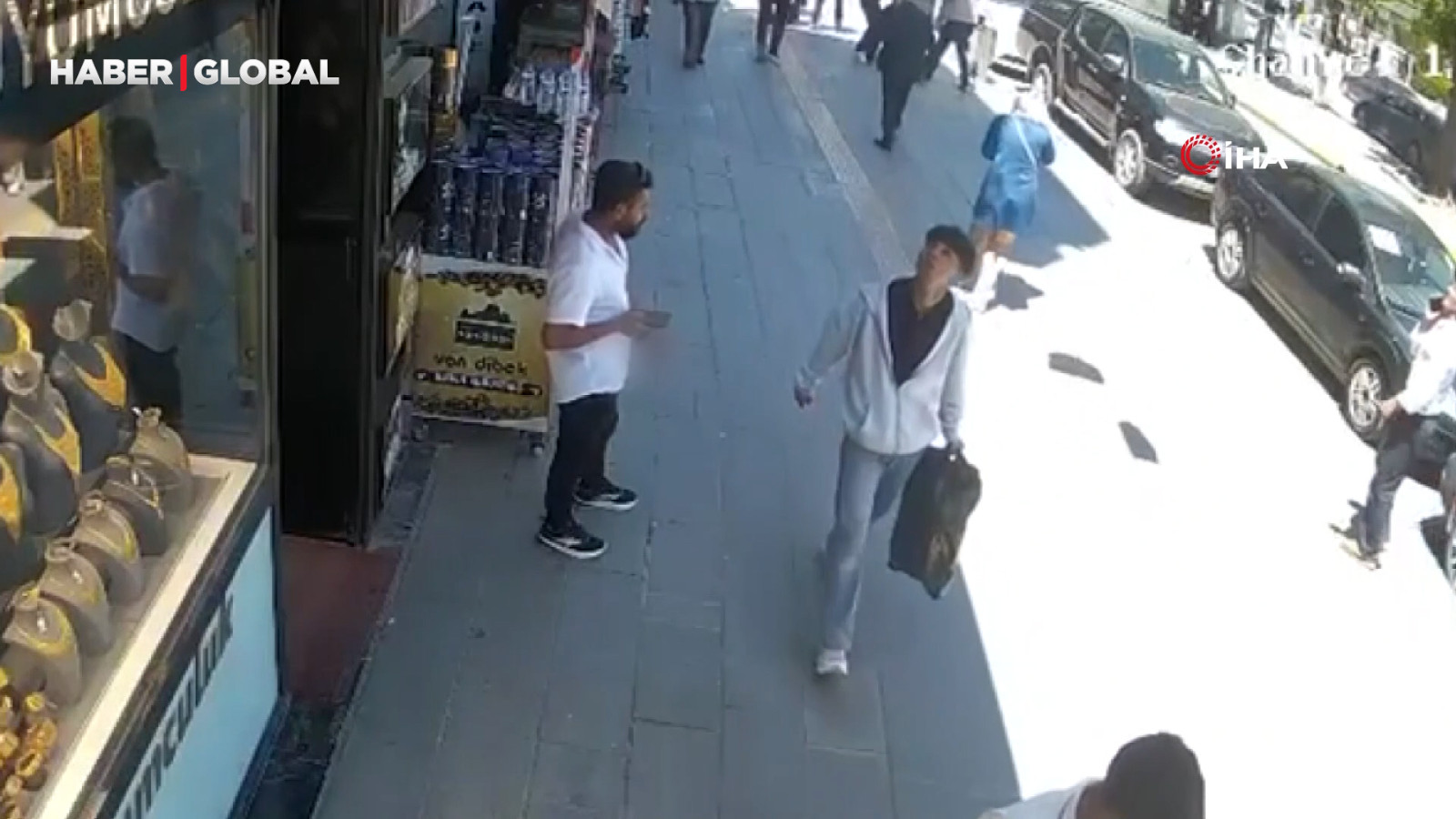 Binadan kopan betonlardan saniyelerle kurtuldular