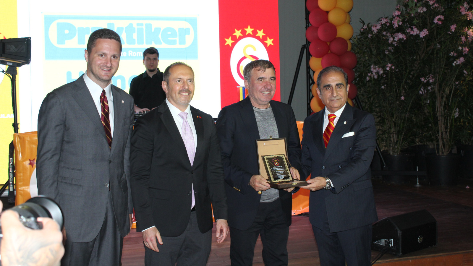 Galatasaray'ın Şampiyonluk Coşkusuna Gheorghe Hagi de Ortak Oldu