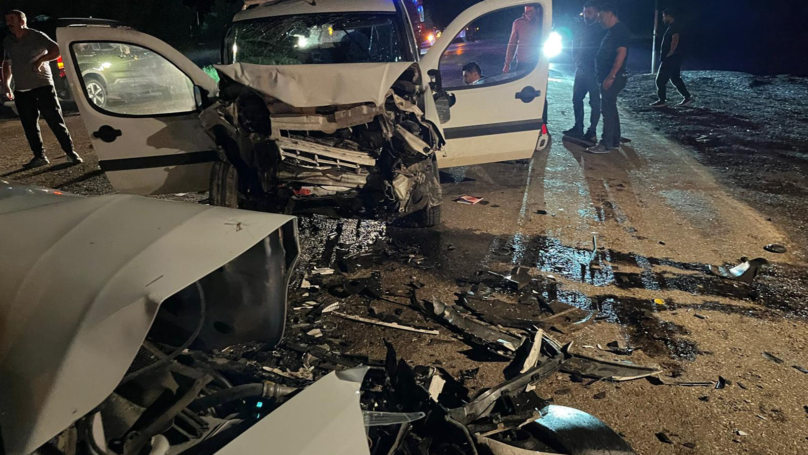 Sivas'ta hafif ticari araç ile otomobil çarpıştı: 1 ölü, 7 y
