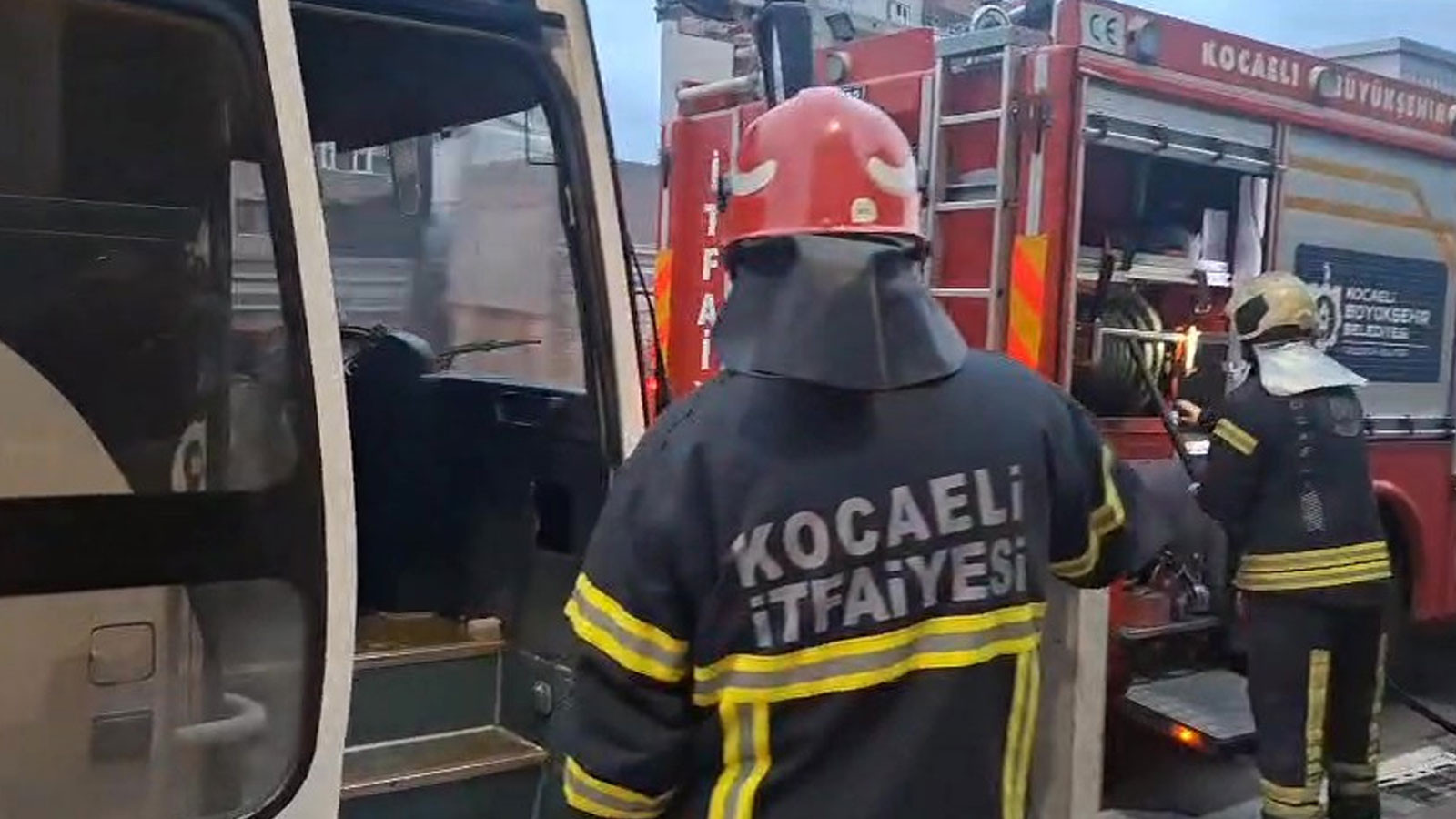 MHP Dilovası Teşkilatı Otobüsünde Yangın Çıktı