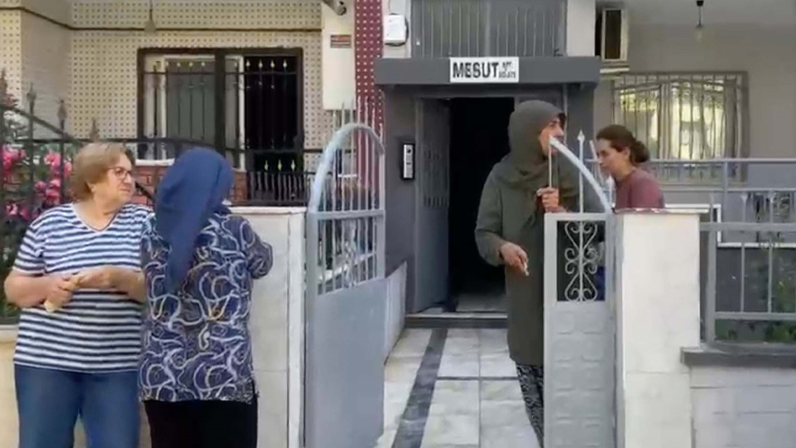 Manisa'da cani koca dehşet saçtı: Tartıştığı eşini katletti, kızını yaraladı