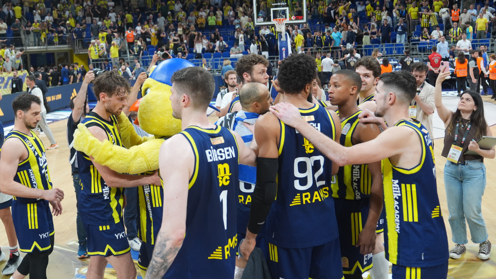 Aziz Yıldırım'ın Takip Ettiği Mücadelede Fenerbahçe Derbi Zaferi Elde Etti