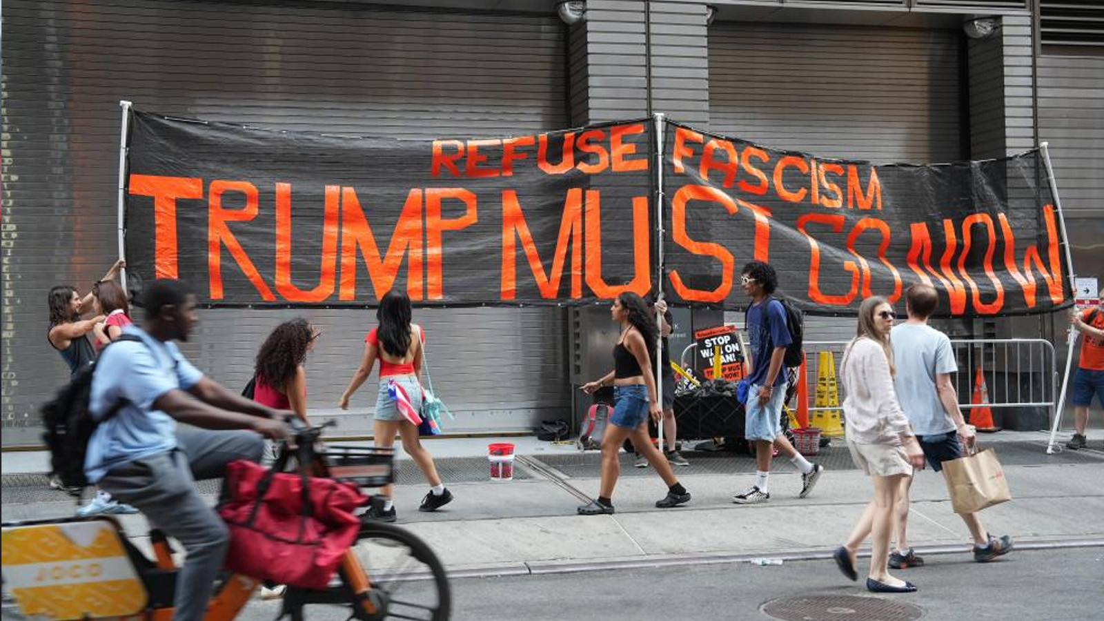 Trump'a 80'inci yaş günü şoku: Binlerce kişi protesto konserinde bir araya geldi