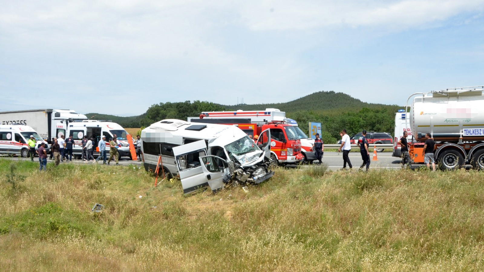 Edirne'de minibüs tankere çarptı: 16 yaralı