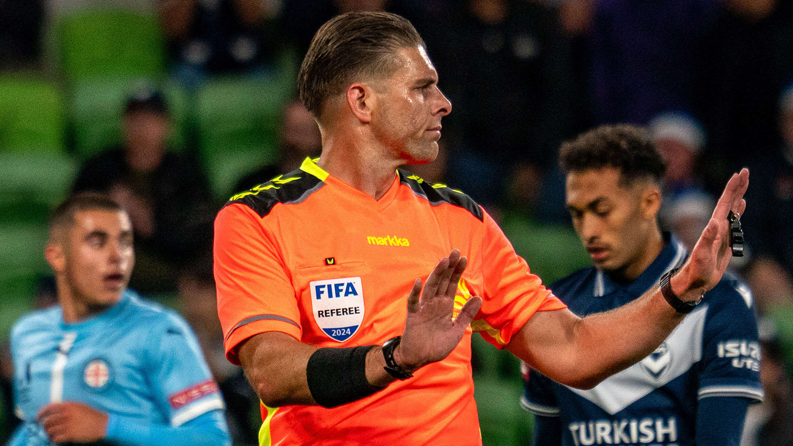 FIFA, VAR odasında "üstünlük işareti" yapmakla suçlanan hakeme sahip çıktı