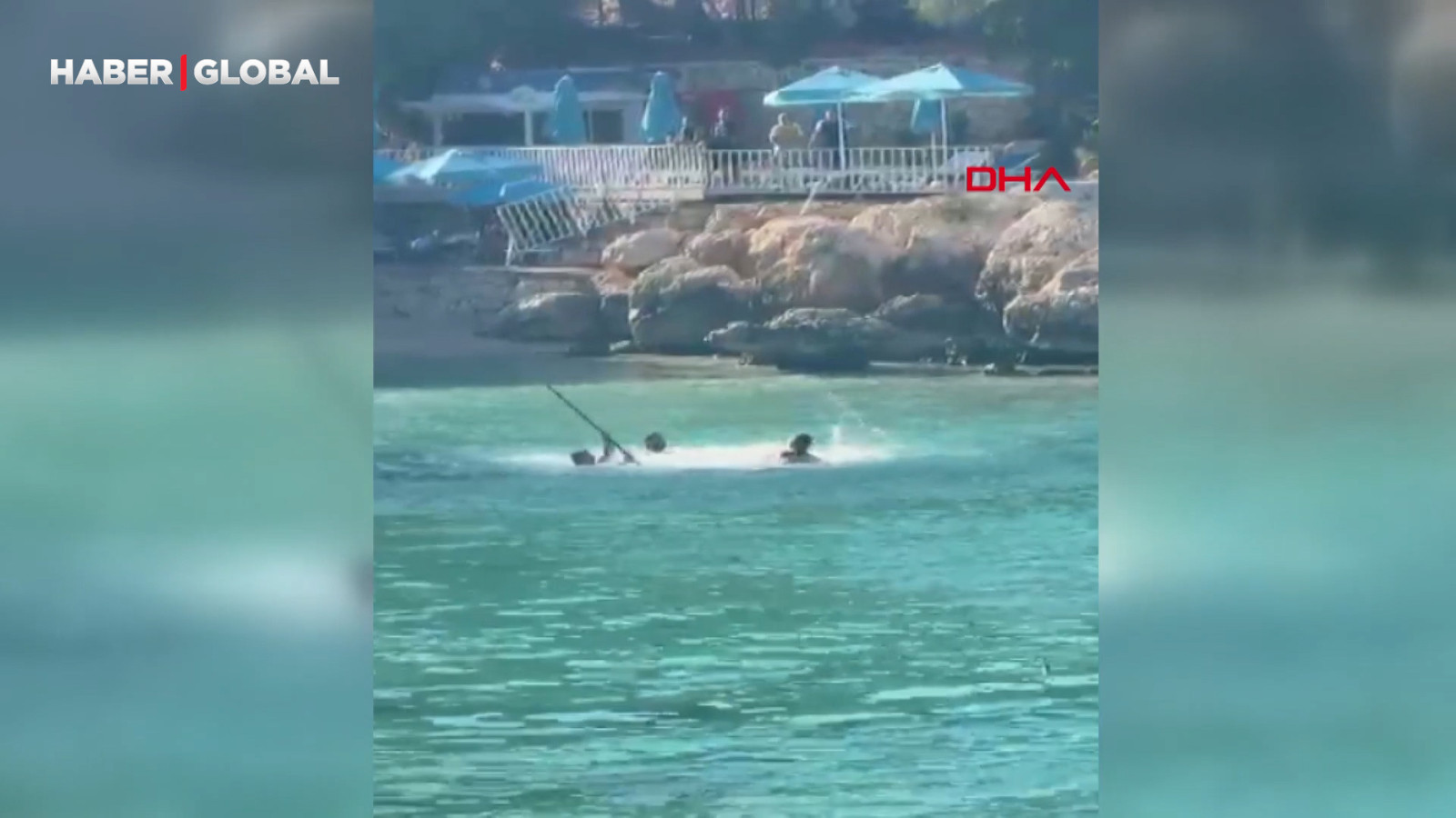 Mersin'de denizin ortasında şaşırtan sopalı kavga kamerada