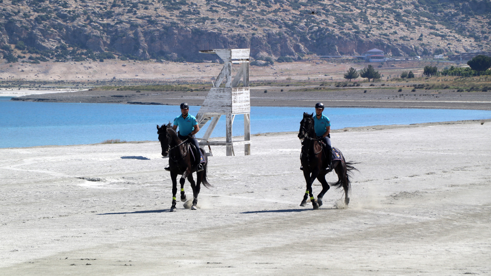 Salda Gölü'nde atlı jandarma timi göreve başladı
