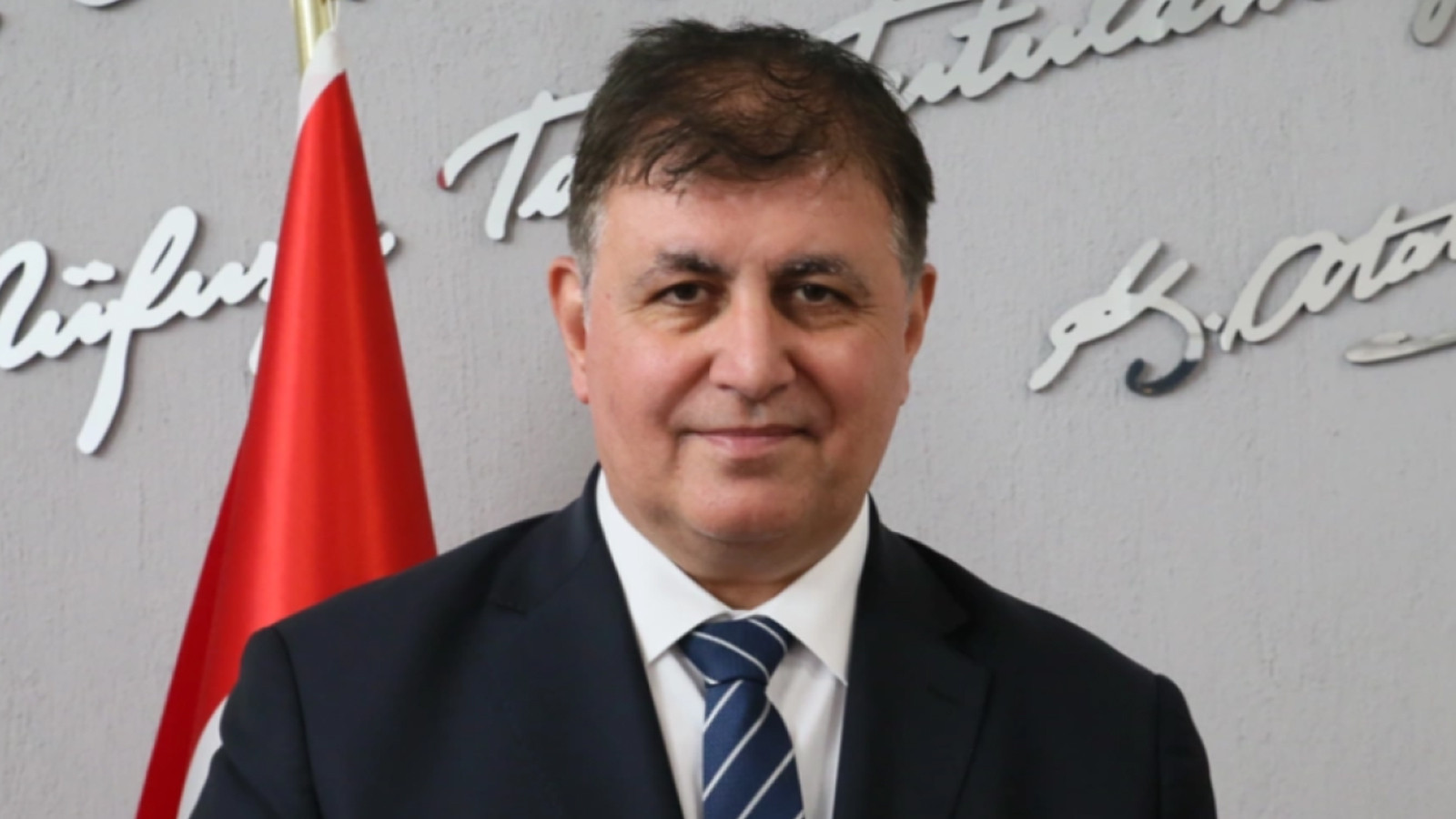 İzmir Büyükşehir Belediye Başkanı Cemil Tugay CHP’den istifa etti