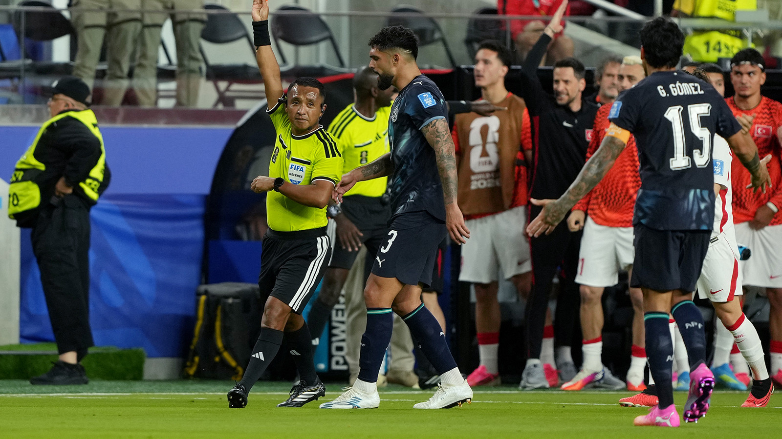 Tarihi Kırmızı Kart: Yeni Kural Türkiye-Paraguay Maçında Uygulandı